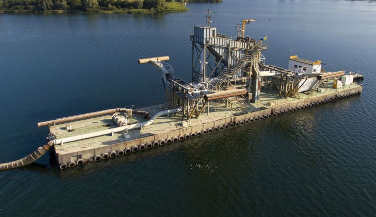 Static screening and separating sand and gravel pontoon Grevelingen